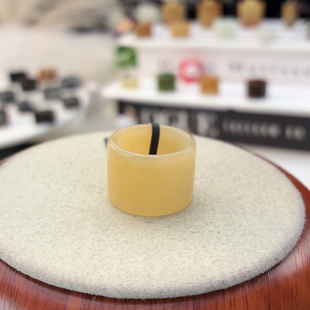 寥***色和田玉（糖玉）未镶嵌戒指i102黄糖圆切15.2mm