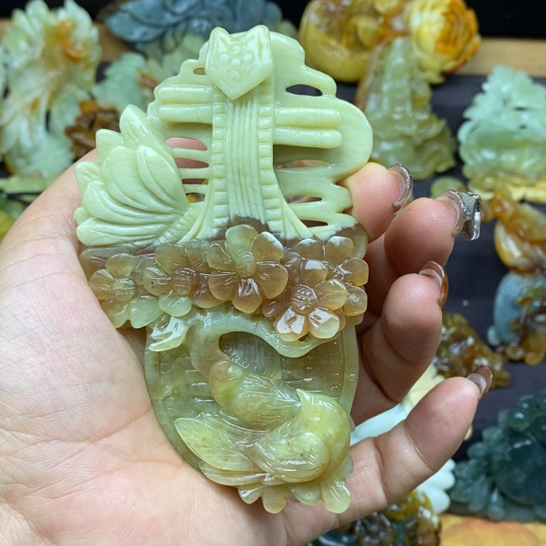 蛇纹石玉颈饰未镶嵌