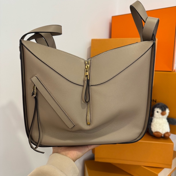 95新 LOEWE/罗意威 罗意威/沙色吊床手提斜挎包/2642送中检