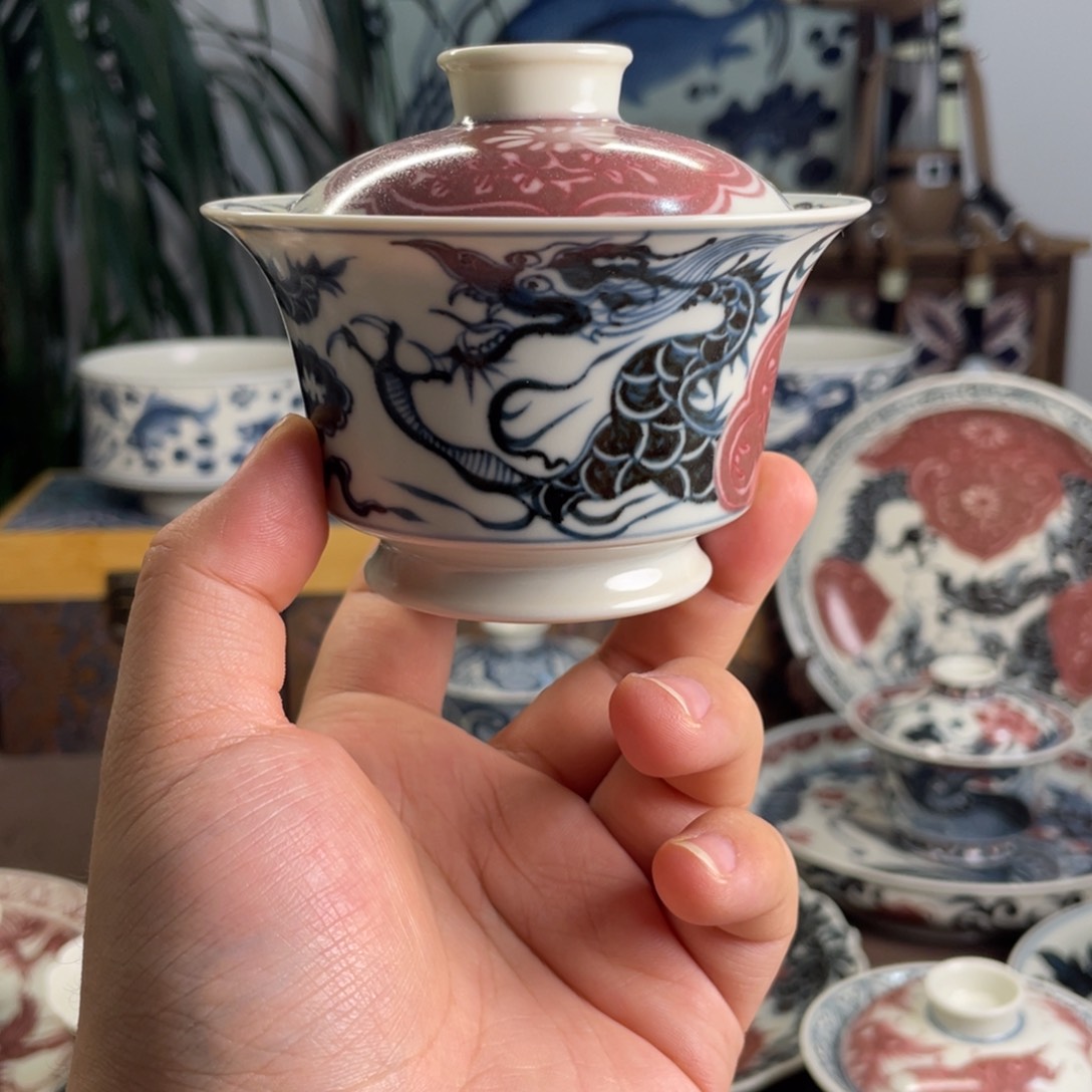 青花釉里红窗花龙盖碗