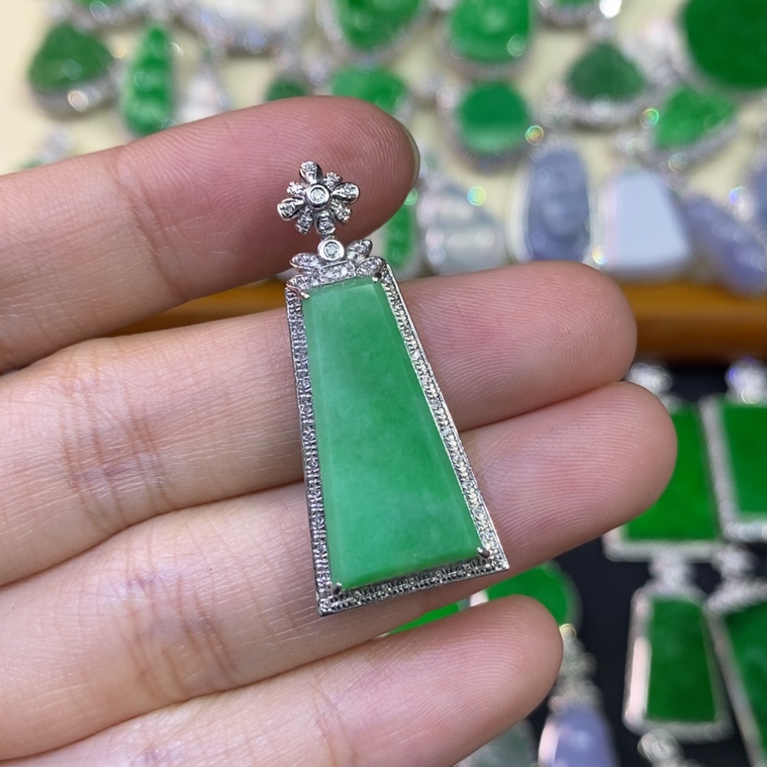 翡翠吊坠(不含链)18K金镶嵌