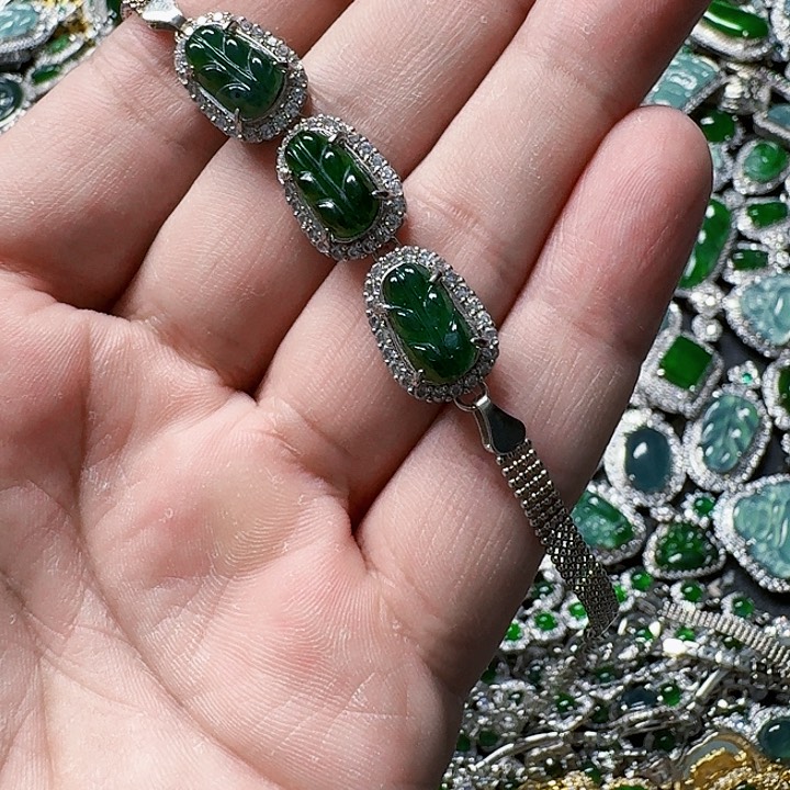 翡翠颈饰未镶嵌天然A货翡翠放漏