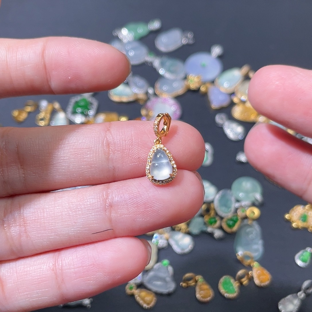 翡翠18K金镶嵌颈饰花*吊坠