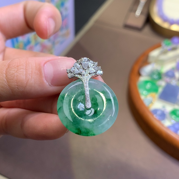 翡翠18K金镶嵌颈饰翡翠