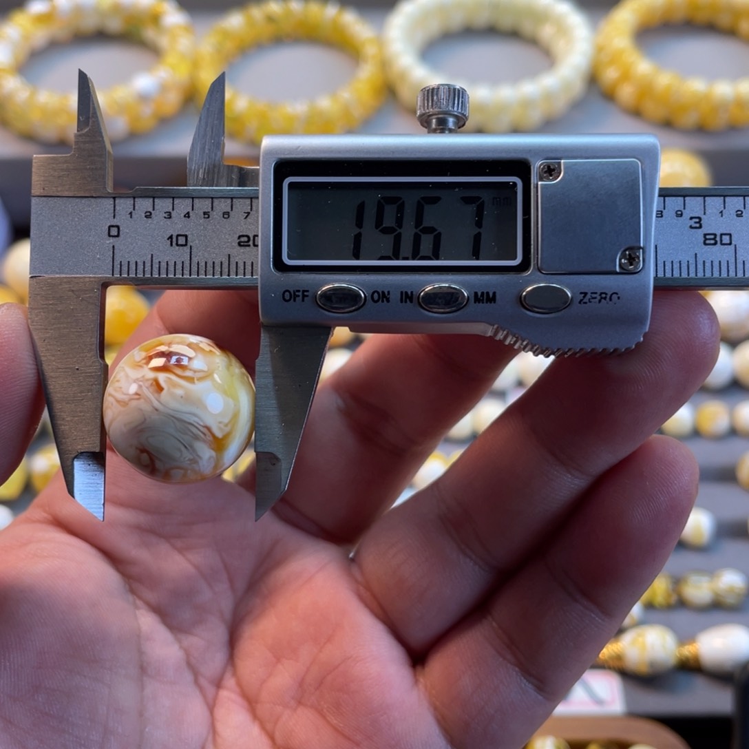 蜜蜡裸石未镶嵌檀****宠焦皮料瓷白花沁色