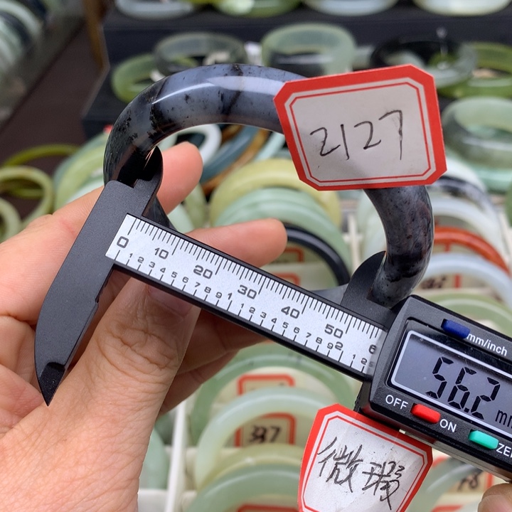 血***唇蛇纹石玉未镶嵌手镯2127