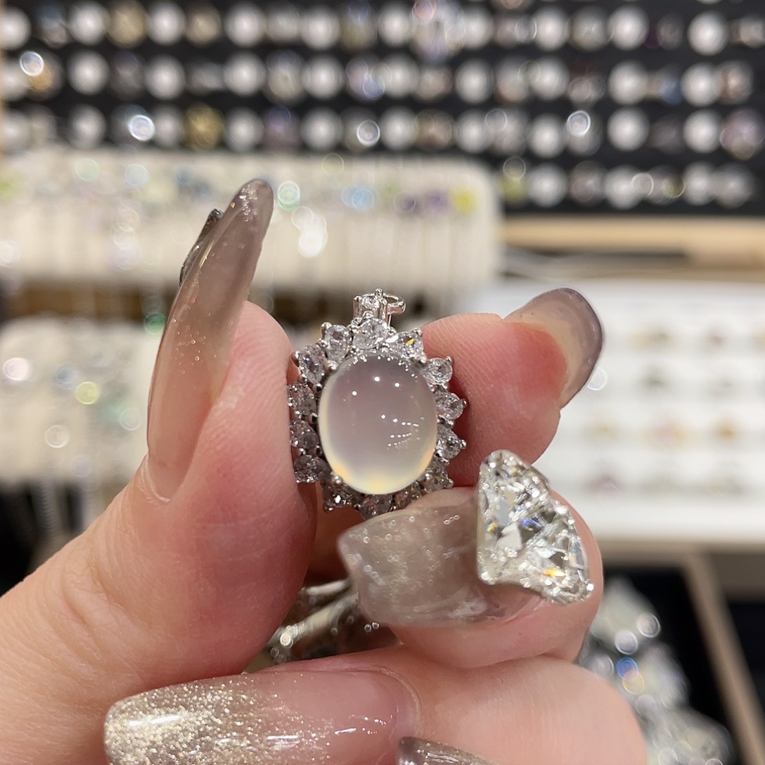 蛇纹石玉银S925镶嵌颈饰香***猪