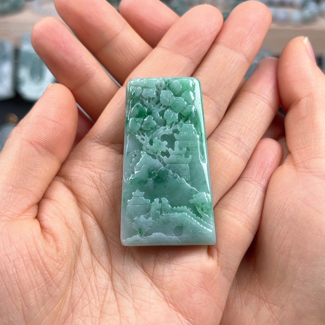 翡翠颈饰未镶嵌山水