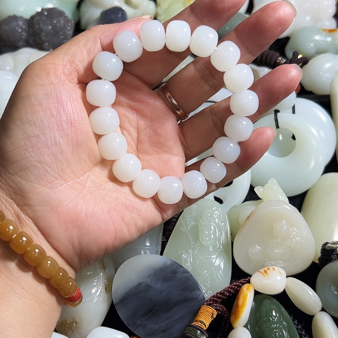 T***l和田玉未镶嵌手链