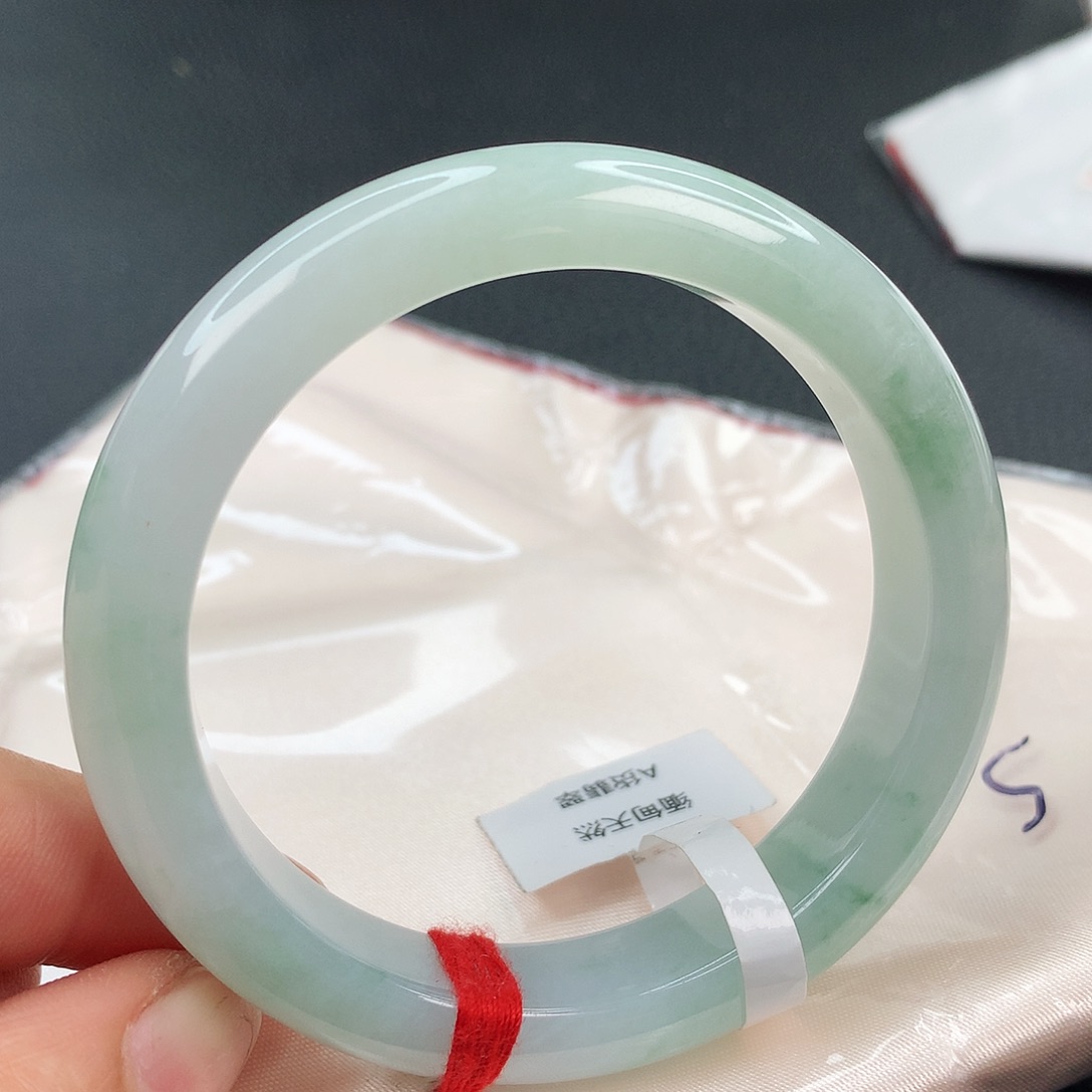 翡翠手镯未镶嵌……………