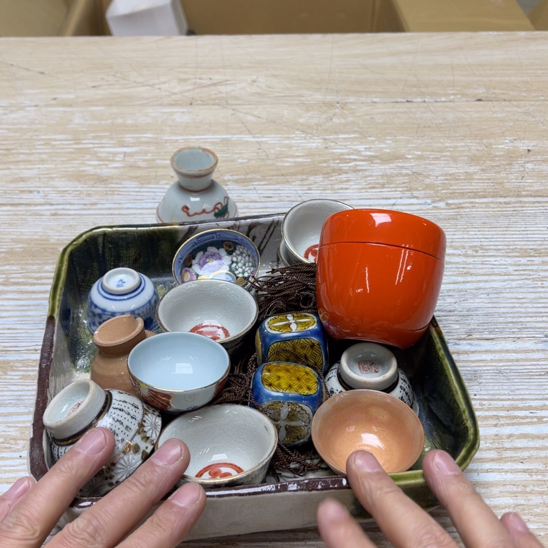 瓷片赏**钧密密麻麻地排列着一个