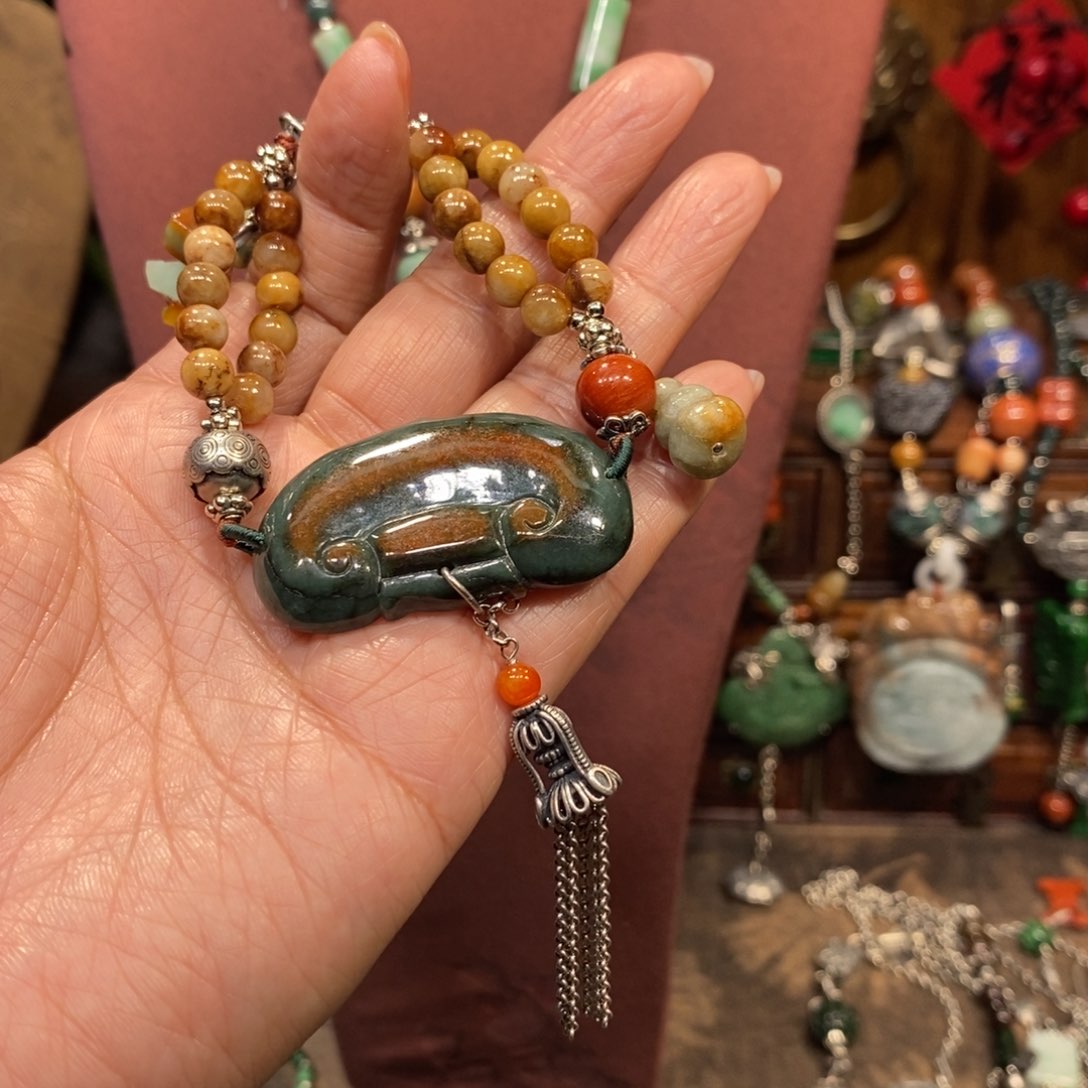 翡翠吊坠(赠链)未镶嵌