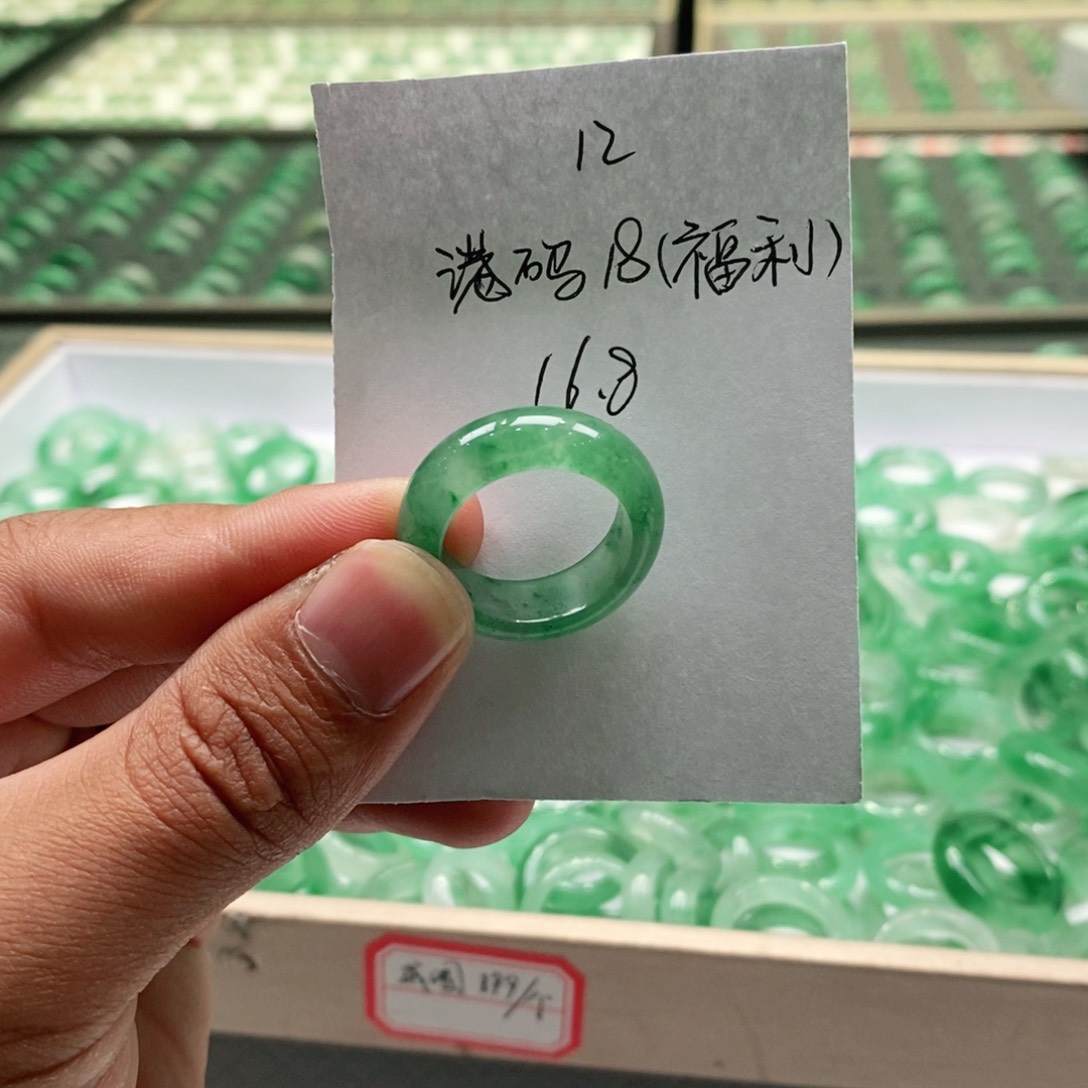 未镶嵌戒圈石英质玉（非洲翠）এ****?