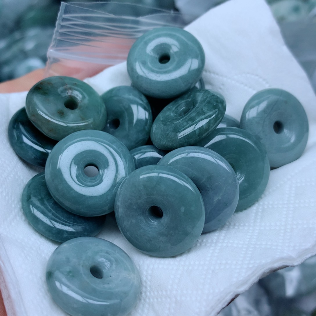 颈饰足铂镶嵌翡翠翡翠