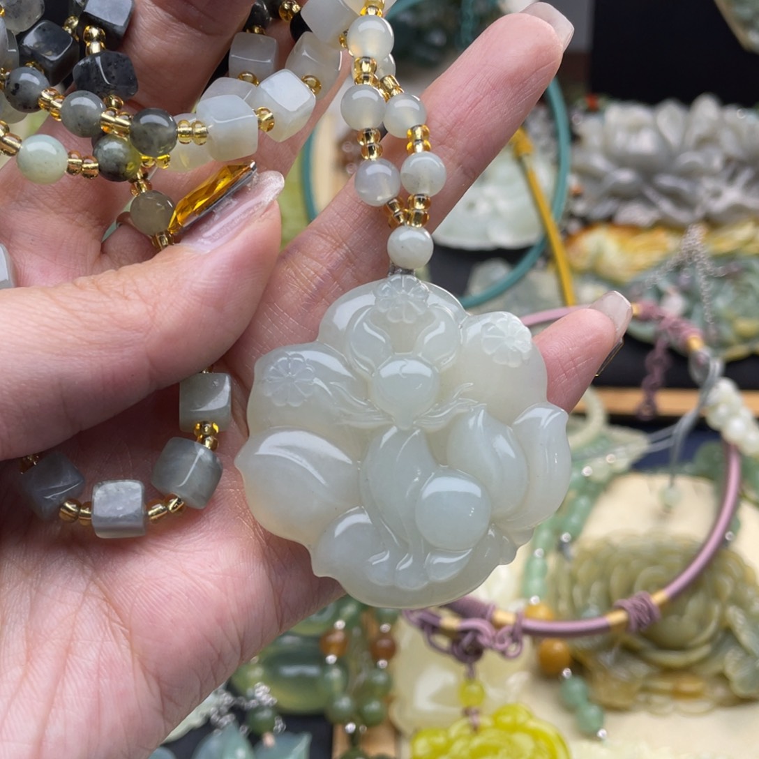 蛇纹石玉颈饰未镶嵌