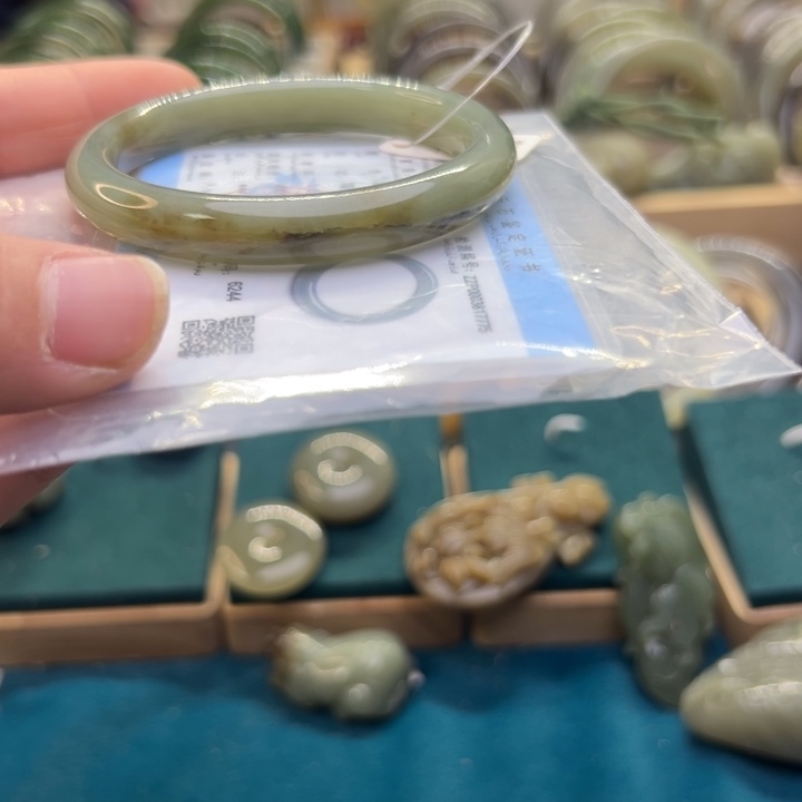 和田玉手镯未镶嵌53圈围96200瑕