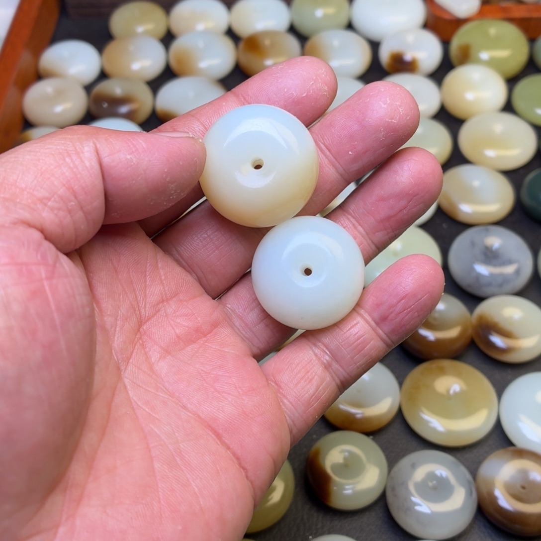 籽***糯和田玉未镶嵌颈饰