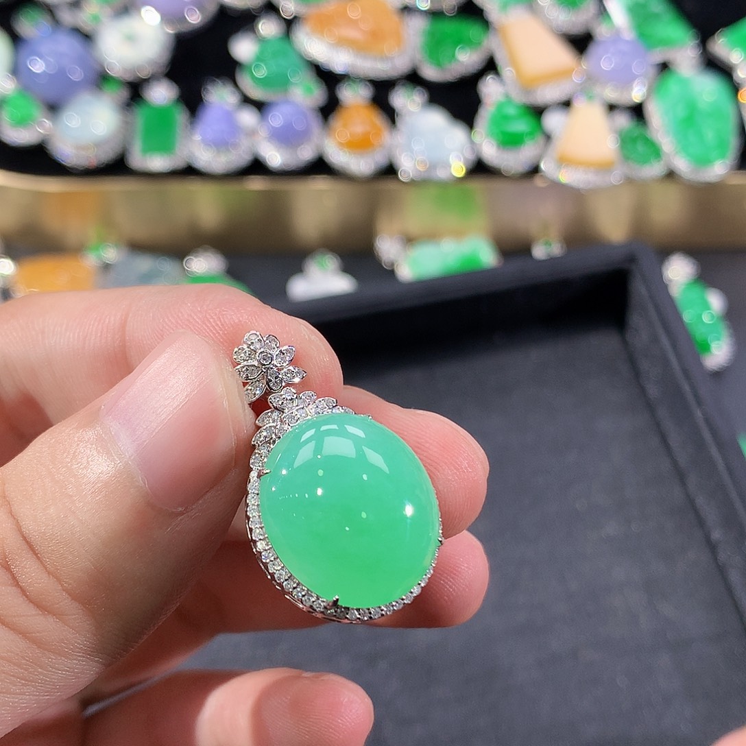 翡翠铂Pt900镶嵌颈饰