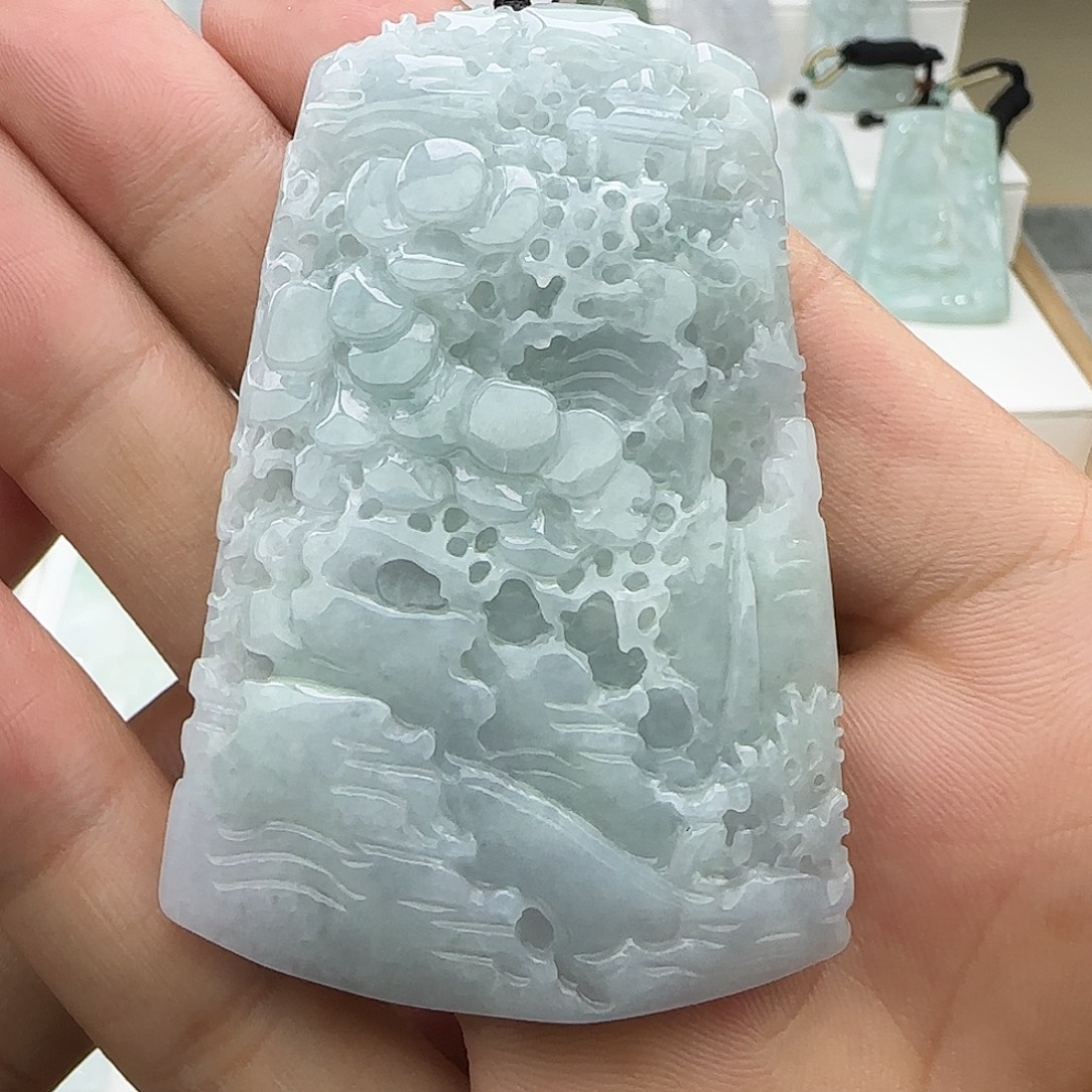 小***，翡翠未镶嵌颈饰翡翠