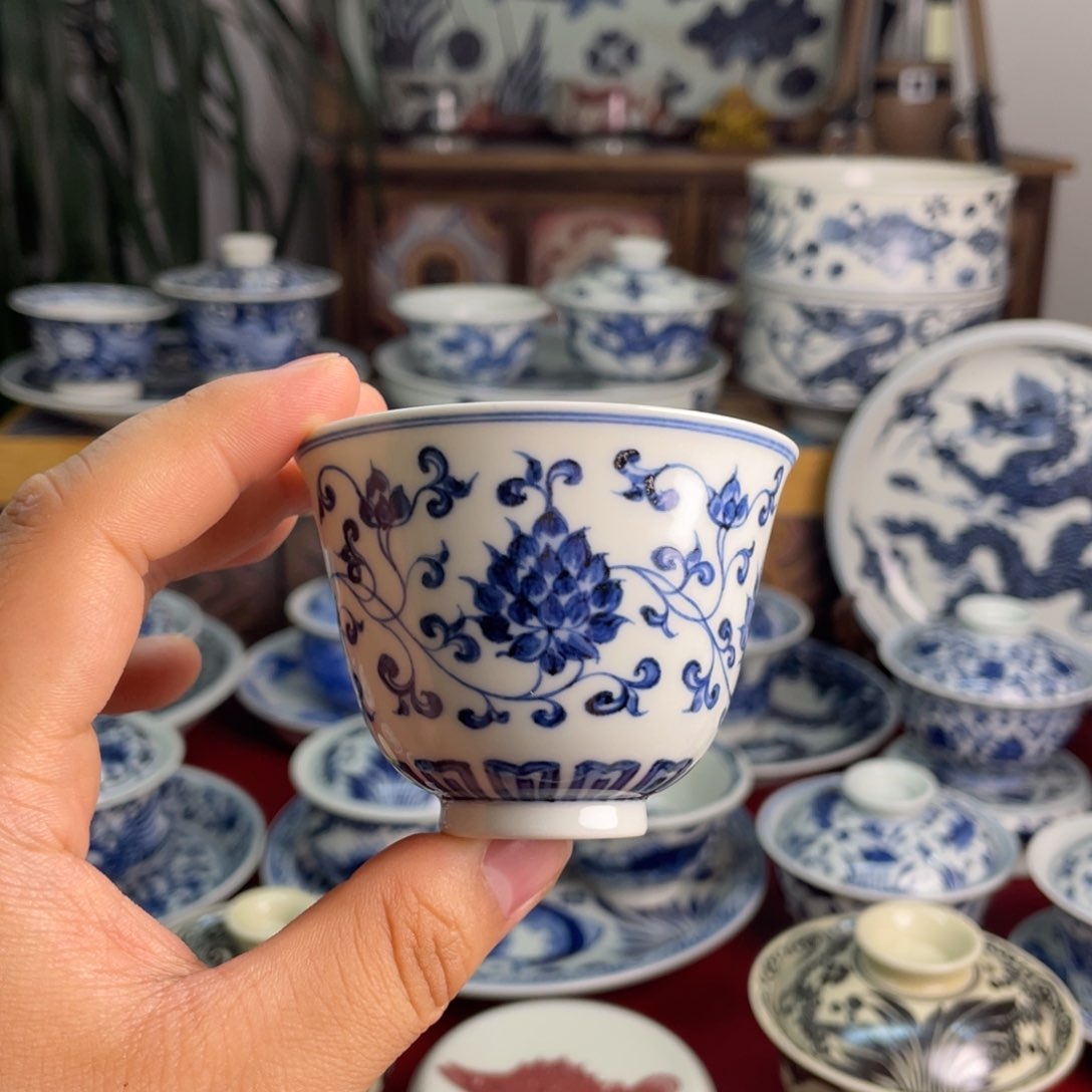 青花缠枝莲杯子微瑕