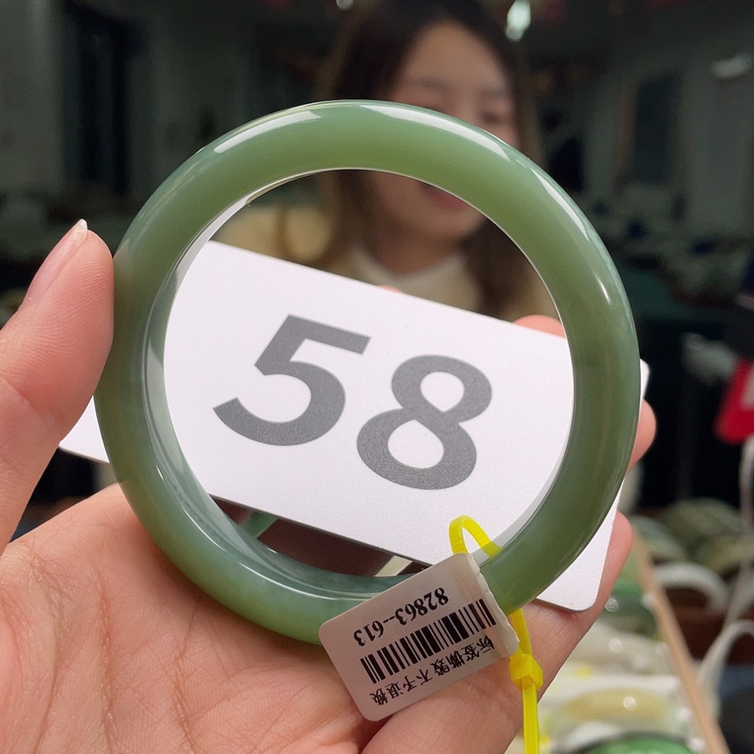 和田玉手镯未镶嵌碧玉