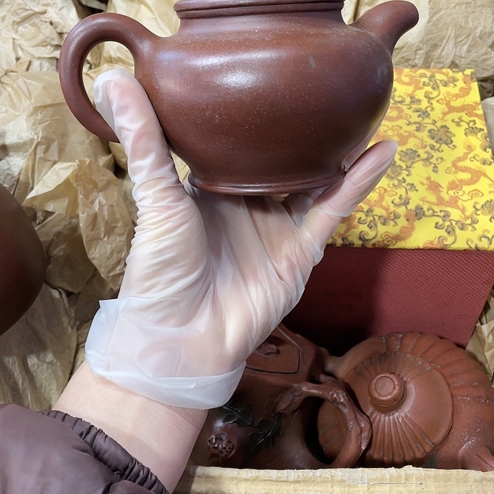 茶壶紫砂原矿泥料，手工制作的一把紫砂壶。