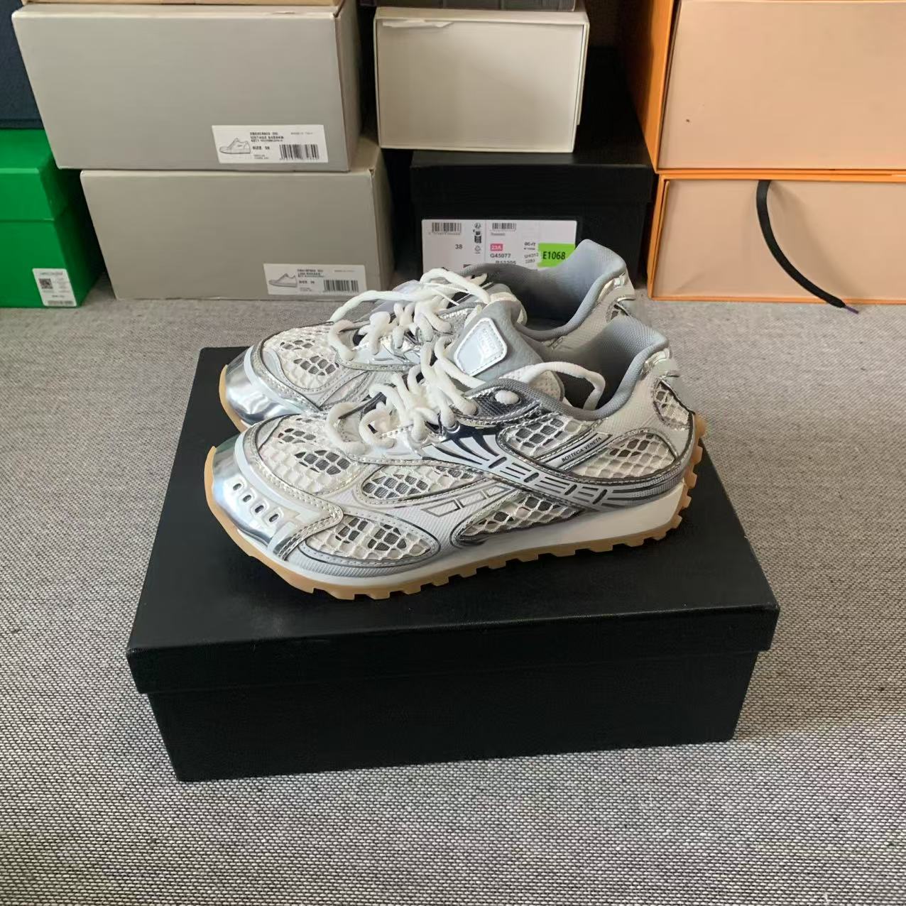 99新 BOTTEGA VENETA/葆蝶家 37码 Orbit 白银 女款 无原盒配件