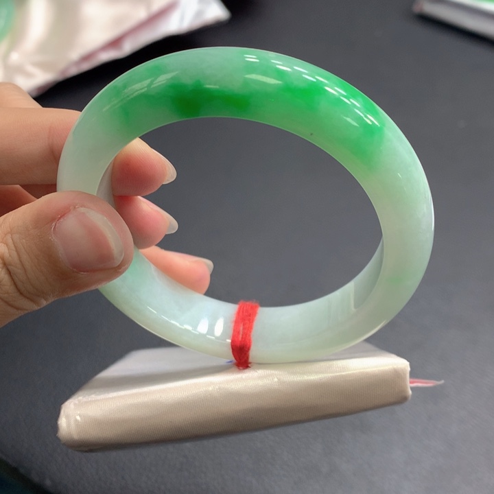 翡翠手镯未镶嵌翡翠