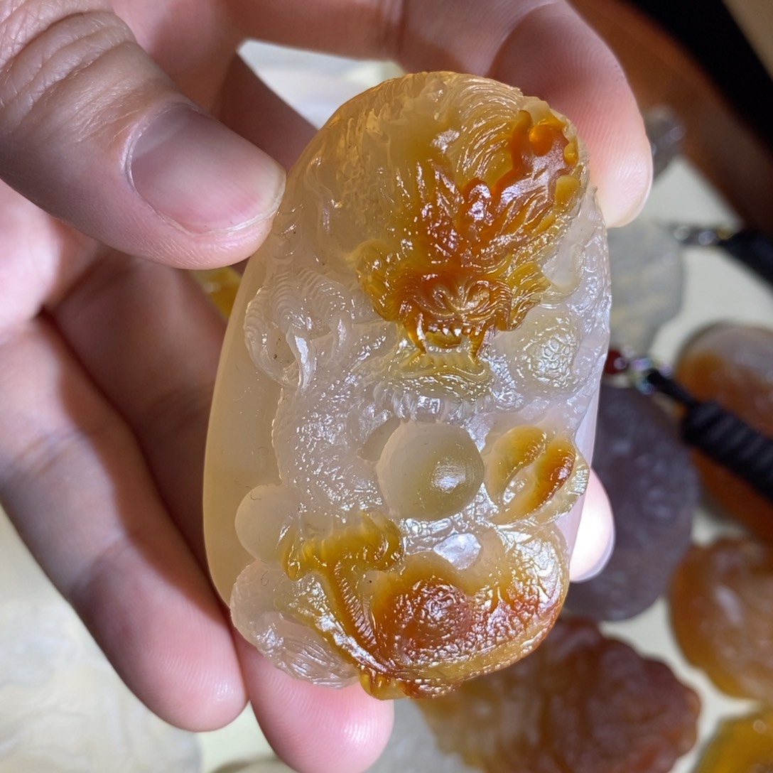 玛瑙/玉髓未镶嵌颈饰玛瑙龙牌