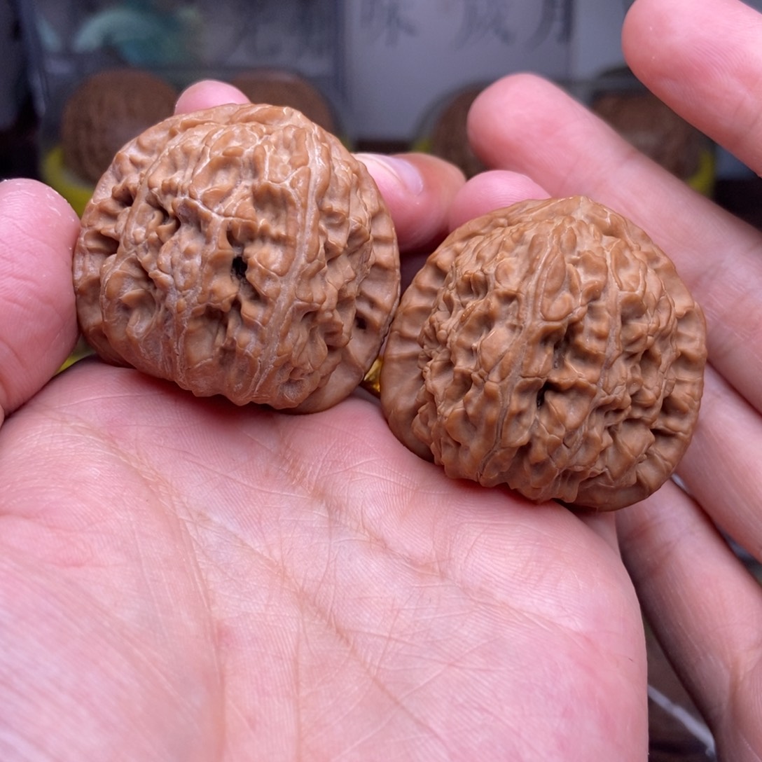 文玩核桃吊坠全品40尺三角白红皮山地