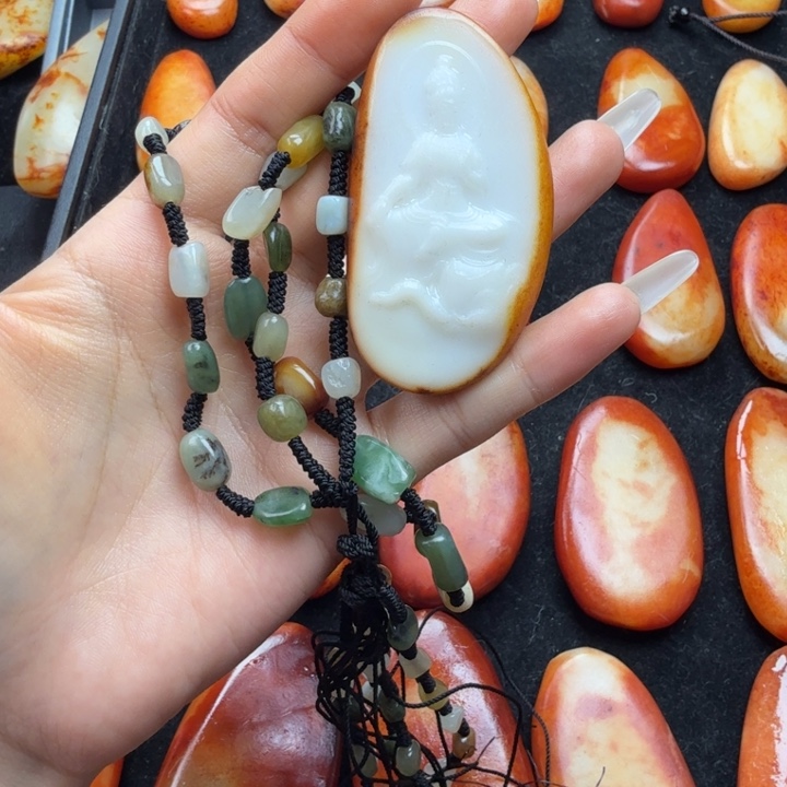 等***待和田玉未镶嵌颈饰