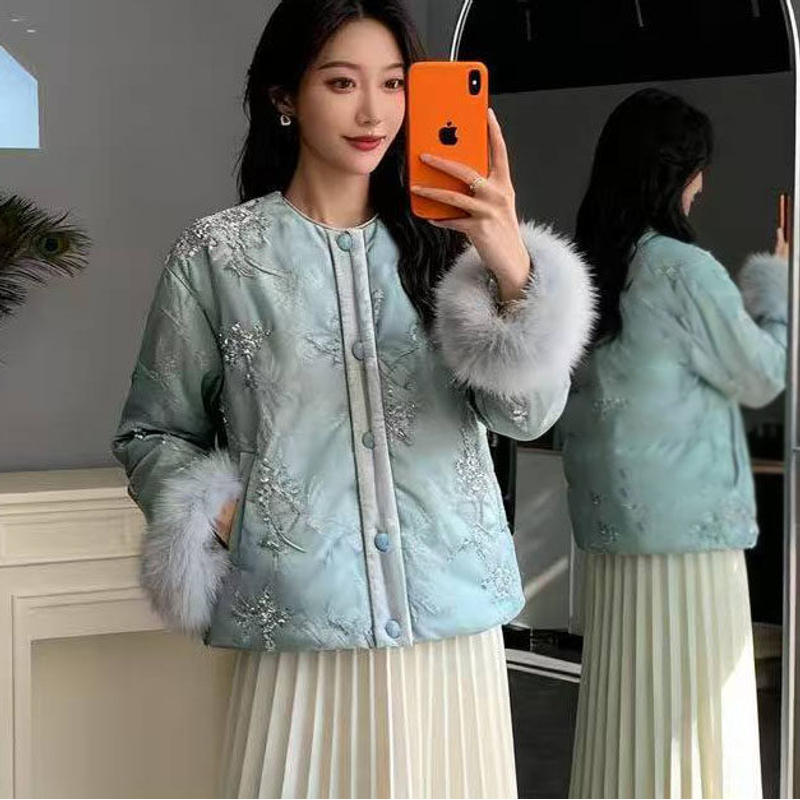 超好看新中式风刺绣圆领狐狸毛绒袖口羽绒服气质通勤外套冬季920