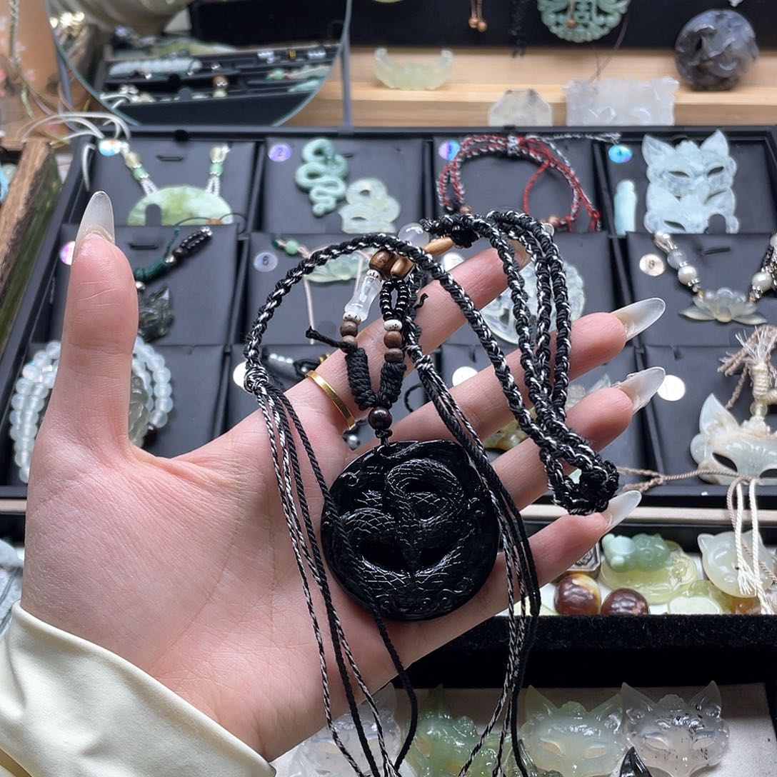 蛇纹石玉未镶嵌颈饰