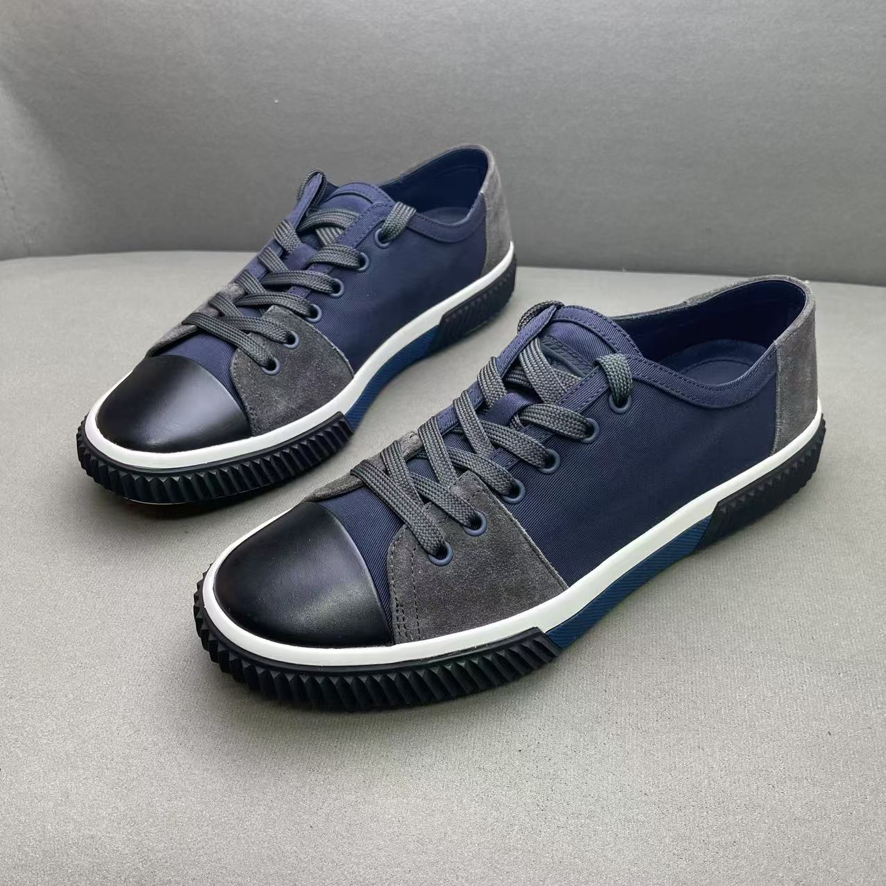 全新未使用 Prada/普拉达 灰蓝色时尚麂皮帆布拼接低帮板鞋 40码