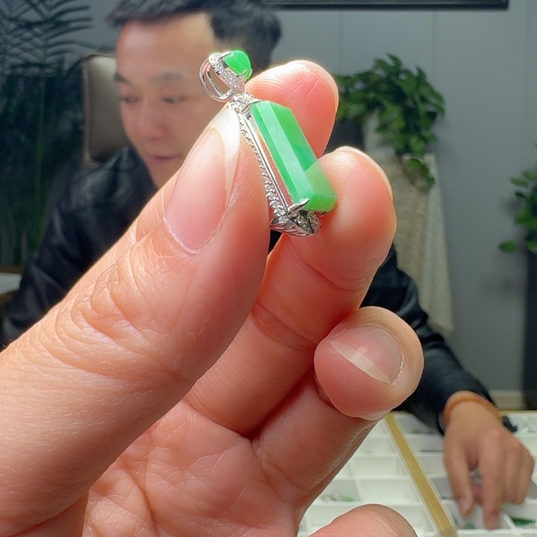 翡翠18K金镶嵌吊坠(不含链)天然