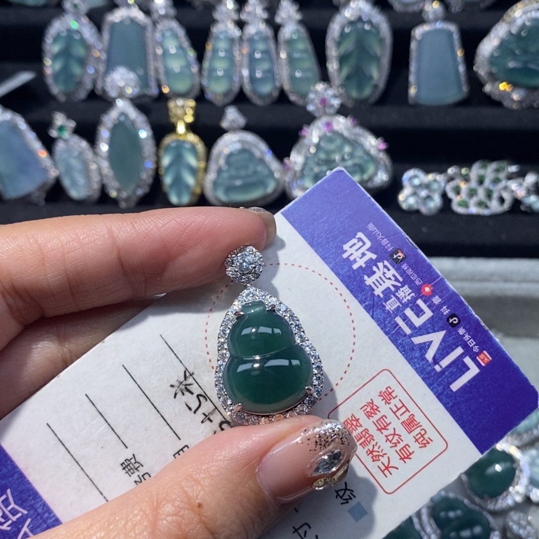 翡翠颈饰未镶嵌好****?翡翠