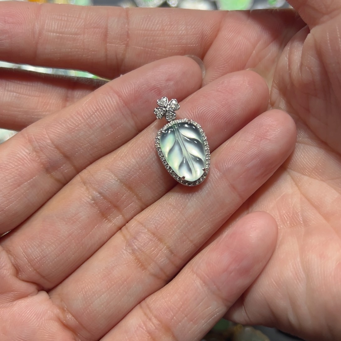 翡翠颈饰18K金镶嵌招*猫吊坠