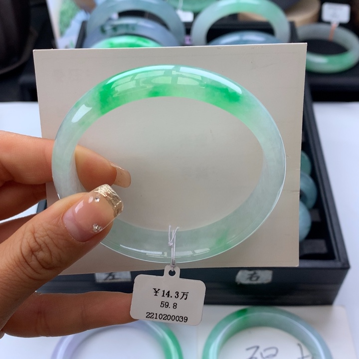 翡翠手镯未镶嵌正圈