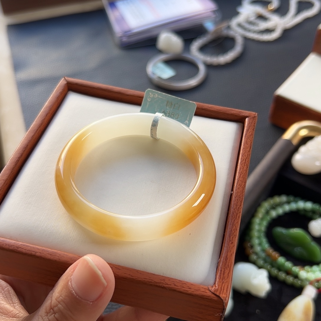 和田玉未镶嵌手镯