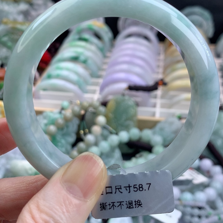 翡翠手镯未镶嵌吊坠