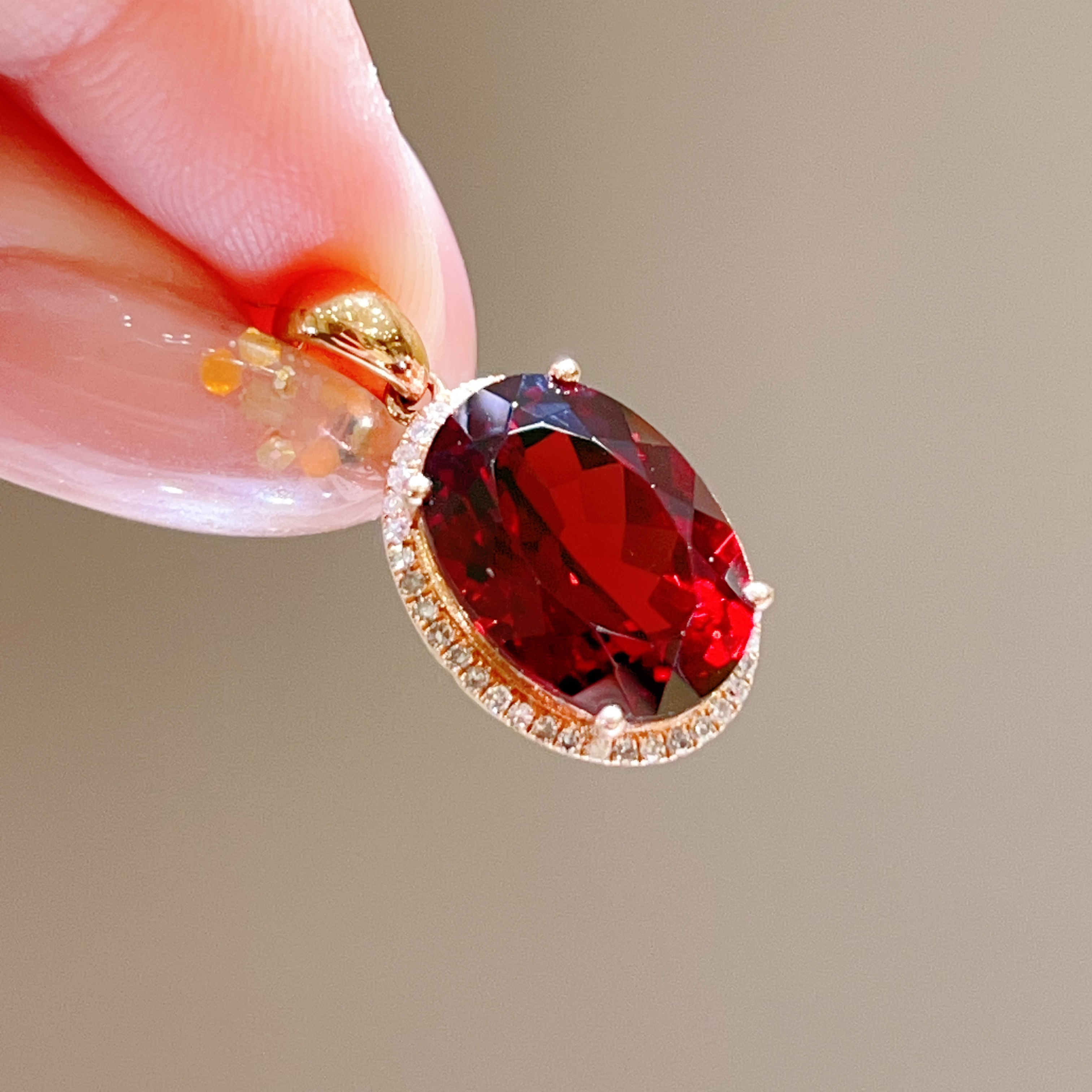 8.15ct 18K玫瑰金镶嵌石榴石吊坠 3800
