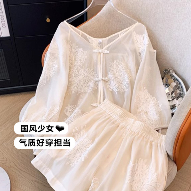 新中式穿搭一整套2025新款刺绣盘扣上衣内搭吊带配阔腿短裤三件套