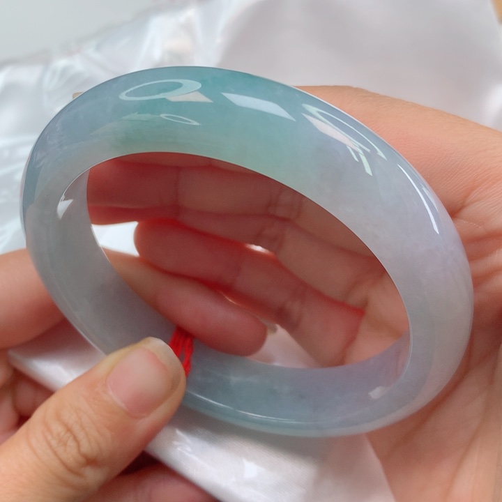 翡翠手镯未镶嵌我***呀春带彩