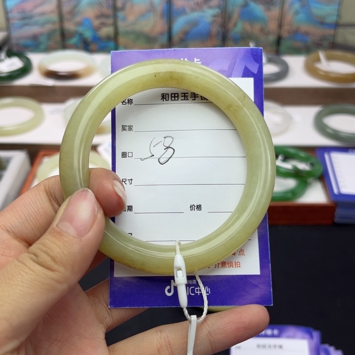 和田玉手镯未镶嵌