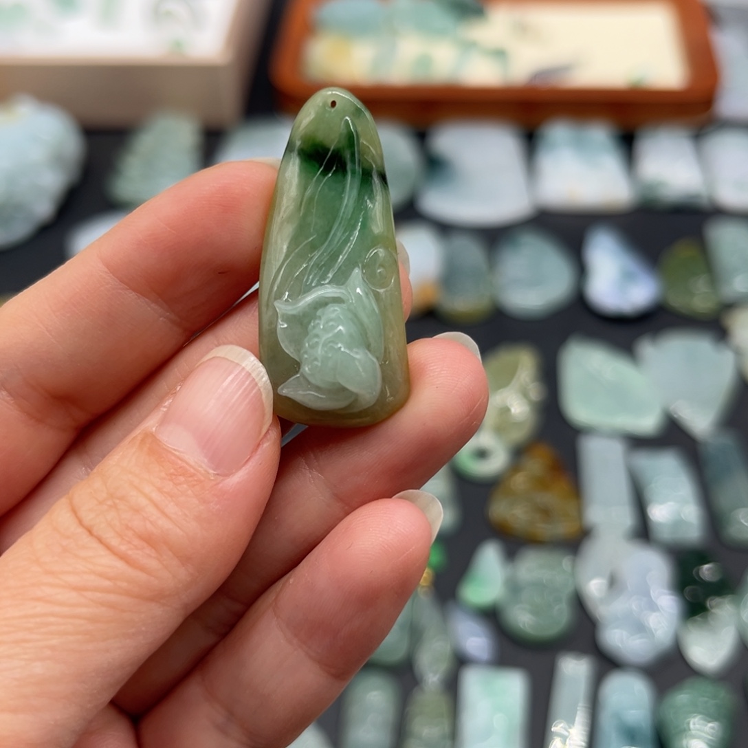 沧***笑翡翠未镶嵌颈饰莲花鱼