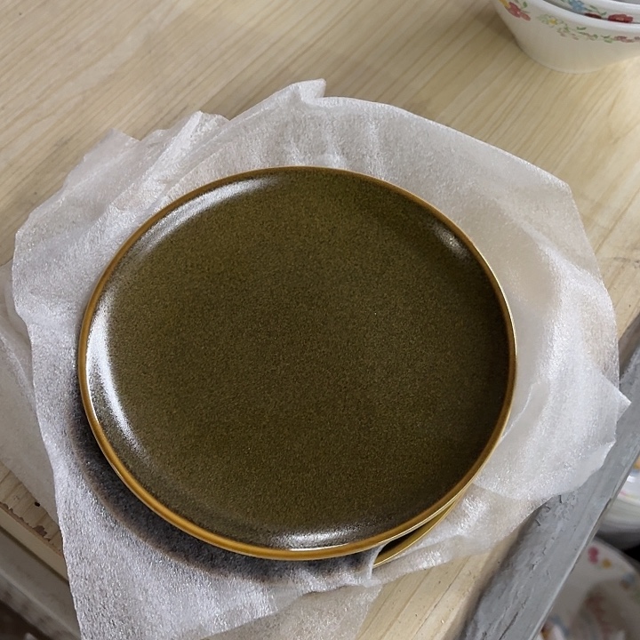 7寸浅式盘茶叶末。    