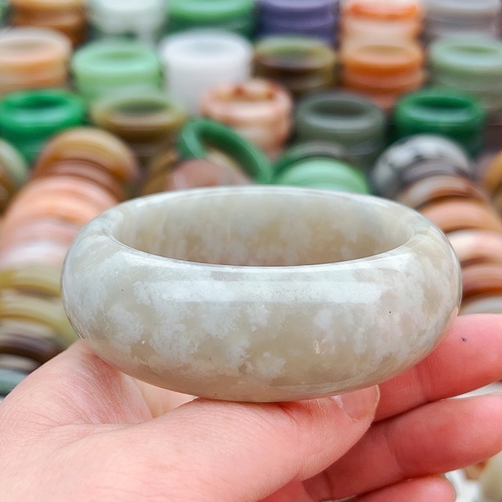 未镶嵌手镯（圆镯）石英质玉