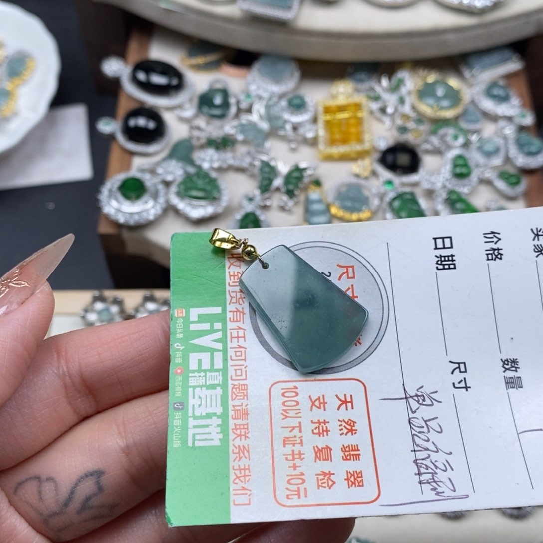 翡翠颈饰未镶嵌翡翠