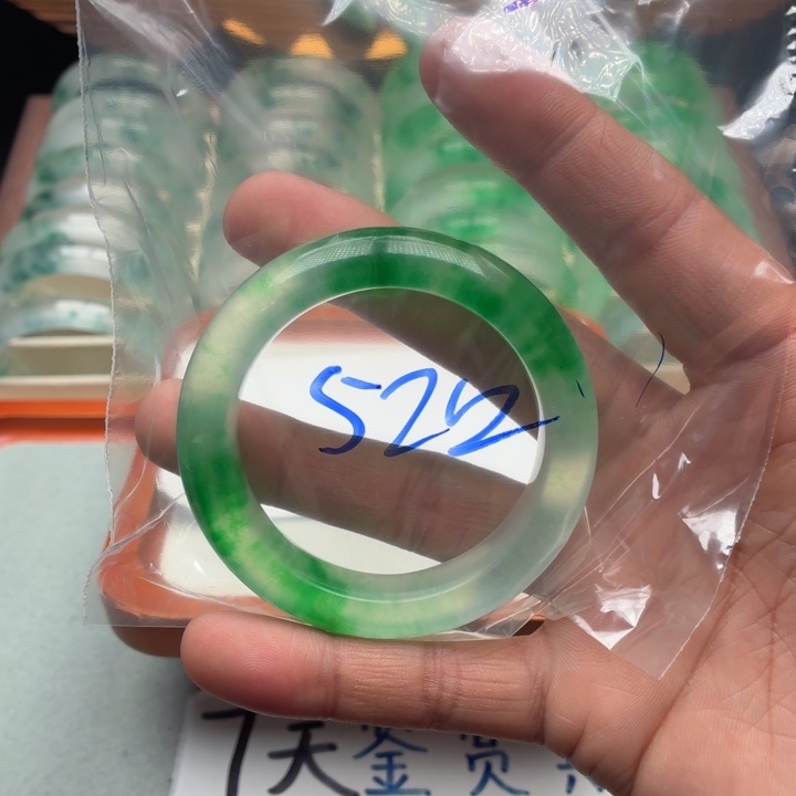 姚***佳石英质玉未镶嵌手镯