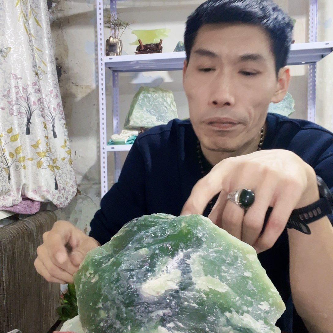 黑***色蛇纹石玉未镶嵌岫玉